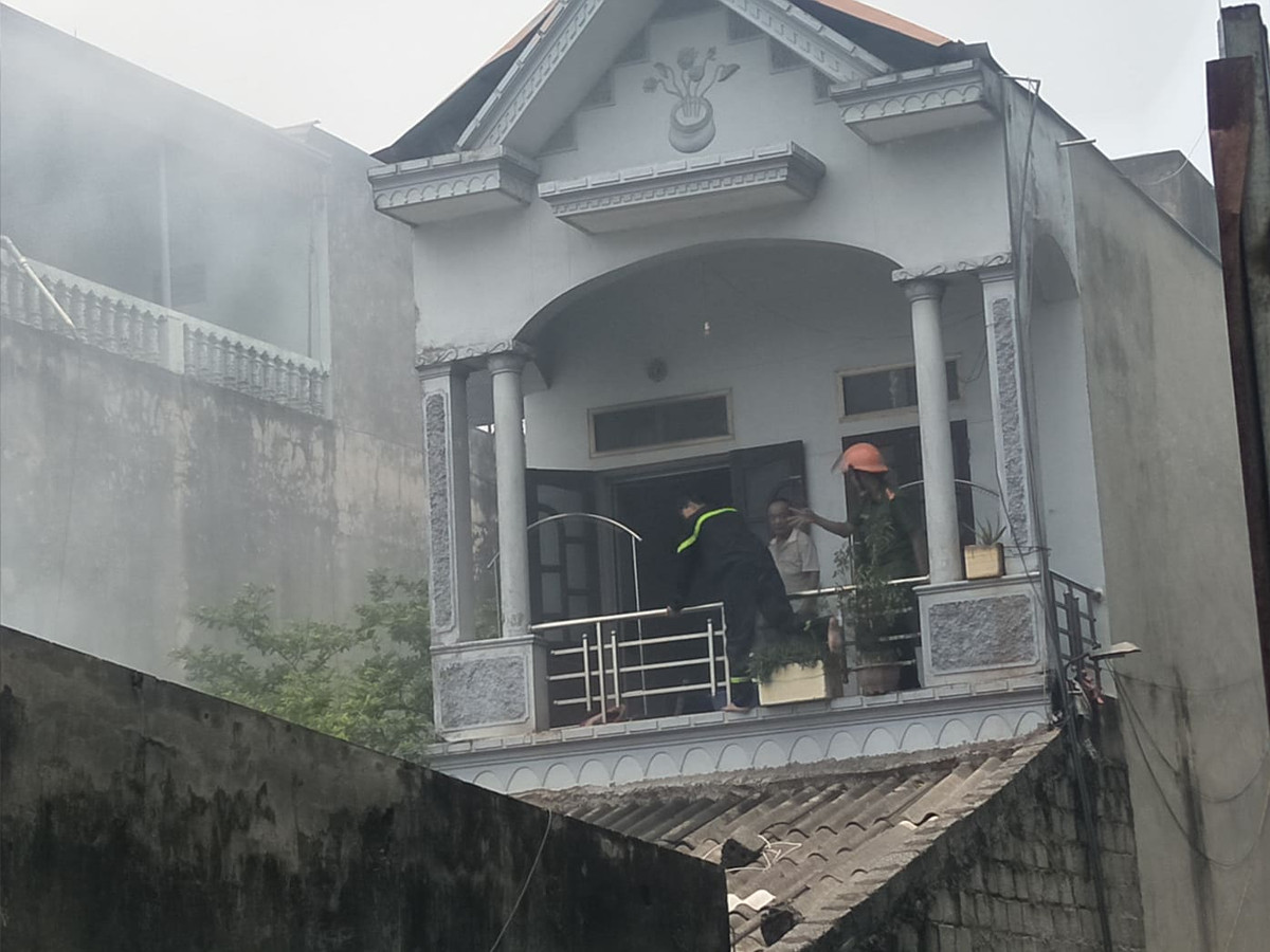 Ha Nam: Nha dan boc chay du doi ben quoc lo 1A