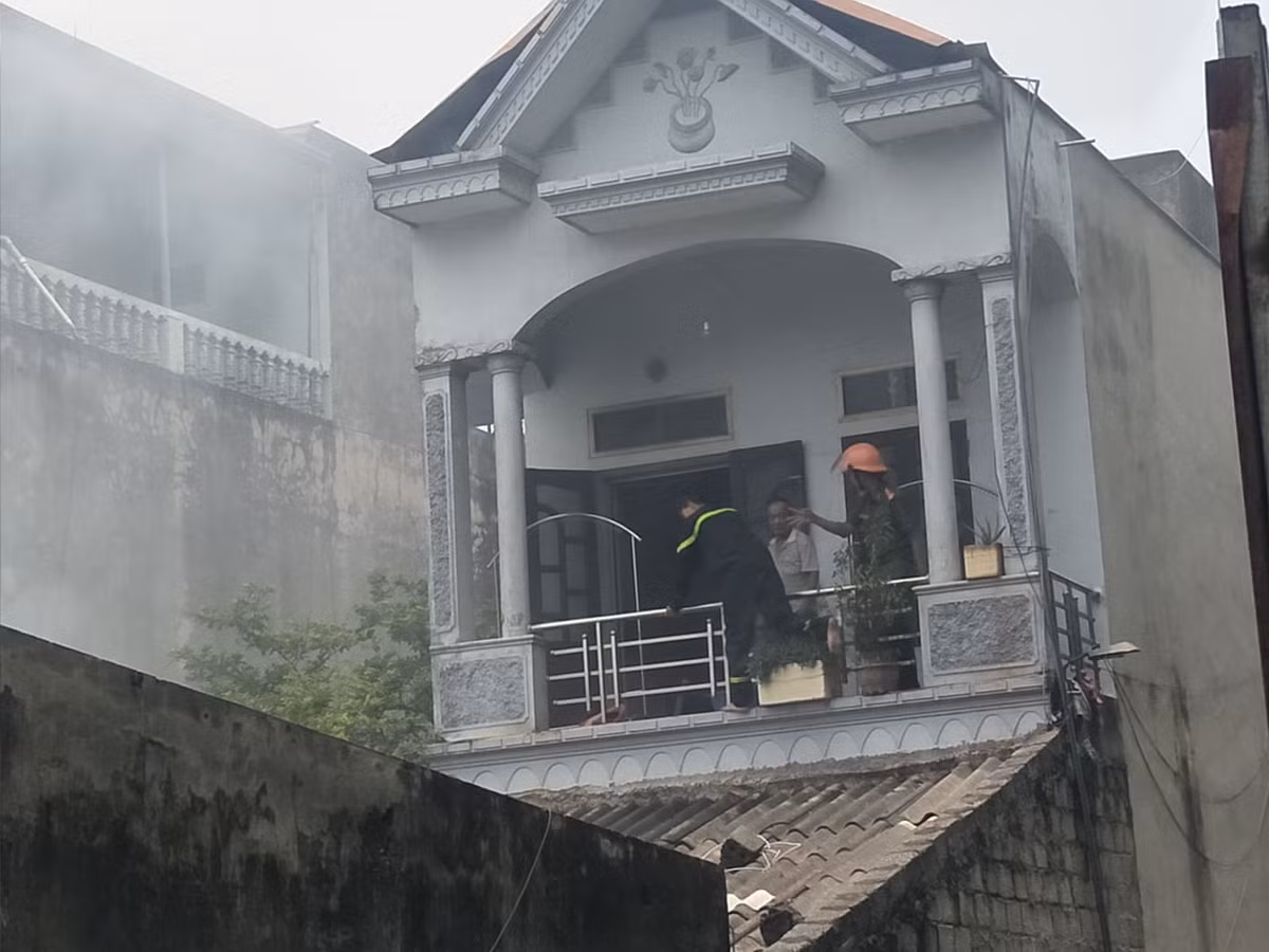 Ha Nam: Nha dan boc chay du doi ben quoc lo 1A