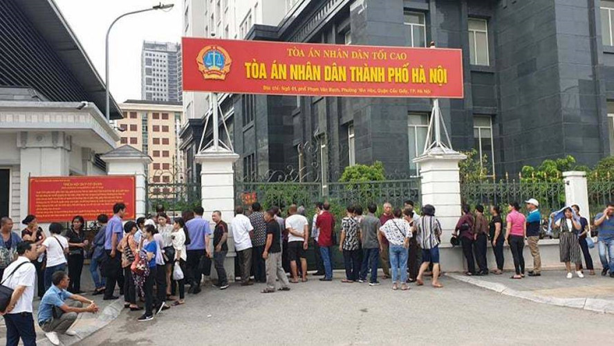 Sáng 11/7, TAND TP Hà Nội đưa Nguyễn Kim Hưng cùng đồng bọn ra xét xử sơ thẩm về tội cưỡng đoạt tài sản xảy ra tại chợ Long Biên.