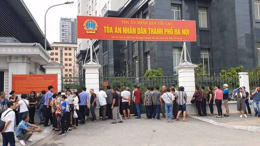 Sáng 11/7, TAND TP Hà Nội đưa Nguyễn Kim Hưng cùng đồng bọn ra xét xử sơ thẩm về tội cưỡng đoạt tài sản xảy ra tại chợ Long Biên.