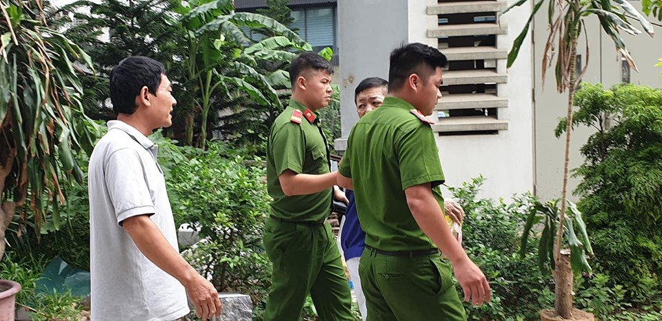 Hưng "kính" ngoái nhìn lại phía sau như đang tìm ai đó.