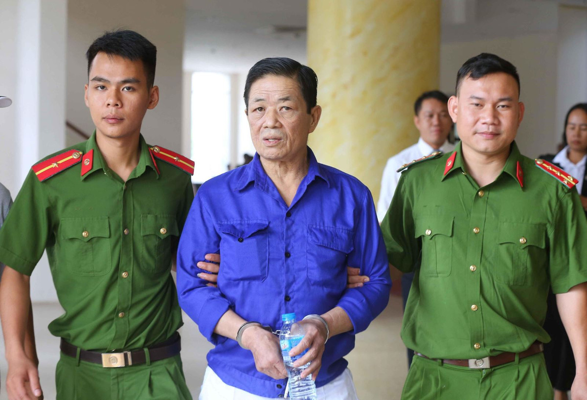 Để trục lợi cá nhân, dưới danh nghĩa nhân viên tổ bốc xếp số 2, Nguyễn Kim Hưng đã chỉ đạo đàn em là Dương Quốc Vương, Lê Thanh Hải, Nguyễn Mạnh Long sử dụng các thủ đoạn chèn ép, đe dọa bắt các hộ tiểu thương trong chợ Long Biên phải nộp tiền bảo kê dưới dạng tiền mua “lốt” xe.