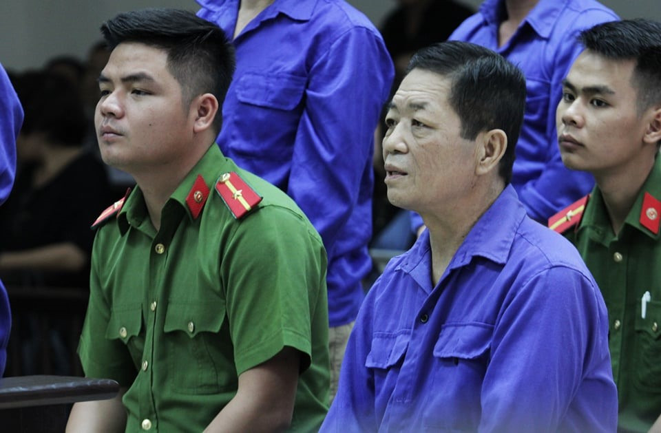 Theo quy định của Ban Quản lý chợ Long Biên, nhóm Hưng “kính” không có quyền phân công người thu tiền bốc dỡ, phải thực hiện việc ghi tên chủ hàng, biển kiểm soát ôtô, số lượng hàng và số tiền thu vào mẫu do Ban Quản lý chợ Long Biên phát hành.