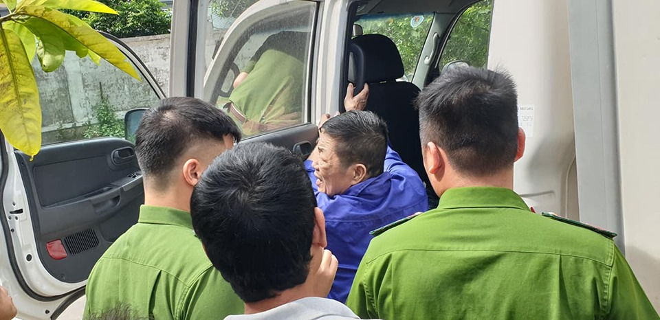 Trước khi lên xe thùng, Hưng "kính" vẫn cố ngoái lại như tìm ai đó.