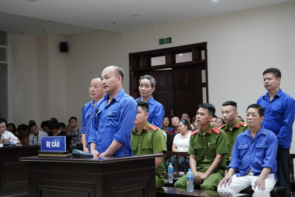 Chủ tọa phiên tòa cho biết, tại tòa, các bị cáo đều nhận tội và xin xem xét giảm nhẹ mức án. HĐXX nhận thấy, việc tố tụng của các cơ quan đã thực hiện đúng theo các quy định. Việc các luật sư bào chữa trong vụ án đề nghị trả hồ sơ điều tra bổ sung là không cần thiết. HĐXX đánh giá, các bị cáo đã thành khẩn nhận tội, lời khai phù hợp với lời khai của bị hại, người làm chứng, liên quan và bằng chứng trong vụ án.