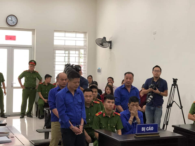 Tại phần thủ tục, do 2 luật sư vắng mặt, trong đó có một người bào chữa cho Nguyễn Kim Hưng nên luật sư còn lại của bị cáo này đã đề nghị hoãn phiên tòa. Sau ít phút hội ý, chủ tọa Mai Văn Quang chấp nhận đề nghị trên. Phiên xét xử dự kiến mở lại vào sáng 25/7.