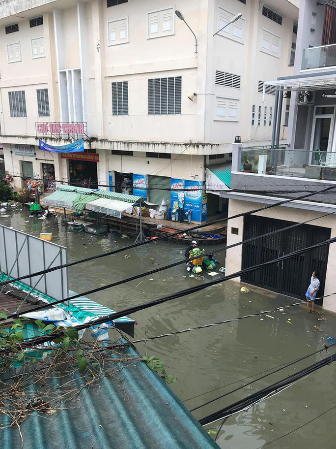 Chợ Văn Thánh (qận Bình Thạnh) bốn bề là... nước.