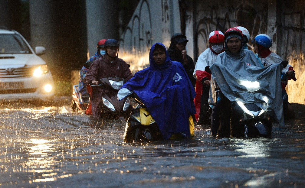 Rất nhiều tuyến đường, hẻm nhà dân bị ngập sâu khiến xe máy khó khăn di chuyển