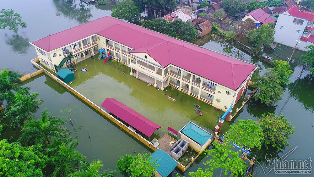 Khu vực trung tâm xã Nam Phương Tiến nước đã rút gần hết nhưng trường THCS, tiểu học, mầm non của xã vẫn chìm trong biển nước trong đợt ngập lụt ở huyện Chương Mỹ (Hà Nội).