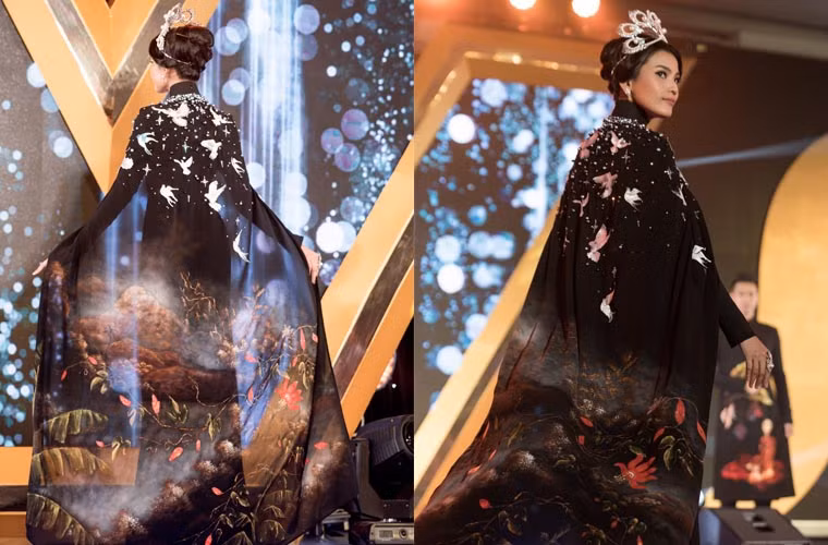 Chiếc vương miện nổi tiếng Mikimoto được cuộc thi Hoa hậu Hoàn vũ Thế giới sử dụng từ năm 2002 đến 2007. Đây là một sản phẩm hoàn mỹ dưới đôi bàn tay chế tác của nghệ nhân người Nhật Bản Kokichi Mikimoto trị giá 250.000 USD. Chiếc vương miện có hình cánh chim phượng hoàng đang tung bay, tượng trưng cho tài năng, địa vị xã hội và sắc đẹp vĩnh cửu.