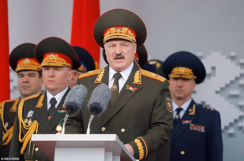 Bat ngo nu quan nhan Belarus xinh dep trong le duyet binh o Minsk-Hinh-6