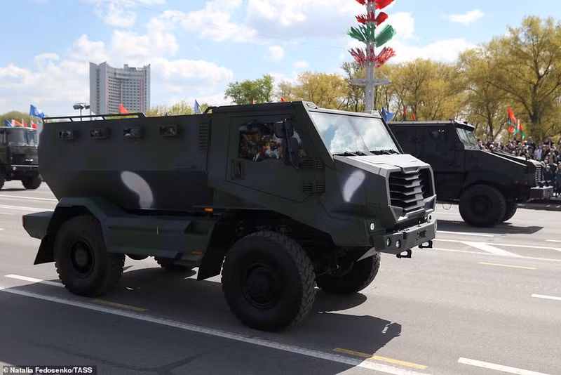 Bat ngo nu quan nhan Belarus xinh dep trong le duyet binh o Minsk-Hinh-12