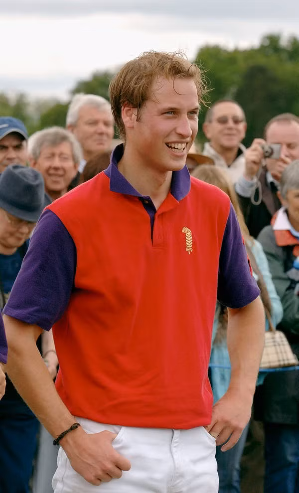 Hoàng tử William cười tươi sau khi chơi một trận đấu tại câu lạc bộ polo Cirencester Park ngày 5/6/2005.