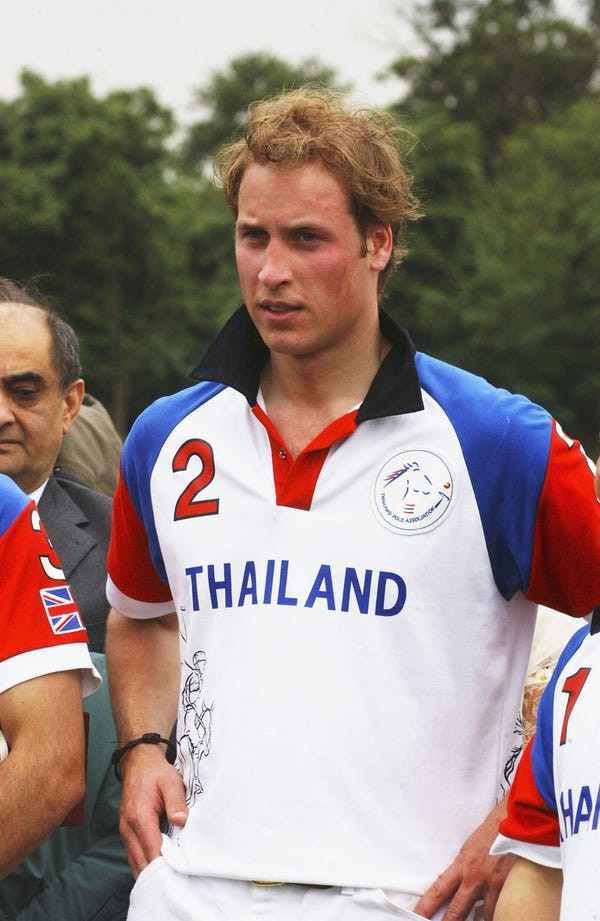 Hoàng tử William cỗ vũ cho đội tuyển Thái Lan tại trận đấu tranh giải cúp polo Chakravarty giữa đội Thái Lan và Dubai ngày 11/6/2005.