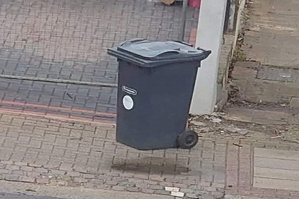 Một trong những khoảnh khắc đánh lừa thị giác khiến nhiều người nhầm tưởng thùng rác này đang "lơ lửng" giữa không trung, nhưng thực ra không phải vậy. (Nguồn ảnh: BrightSide)