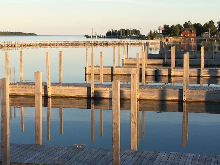 Khoảnh khắc đáng kinh ngạc này được ghi lại khi mặt nước phẳng lặng.