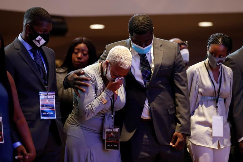 Shareeduh Tate, một người thân của George Floyd, rơi nước mắt trong lễ tưởng niệm.