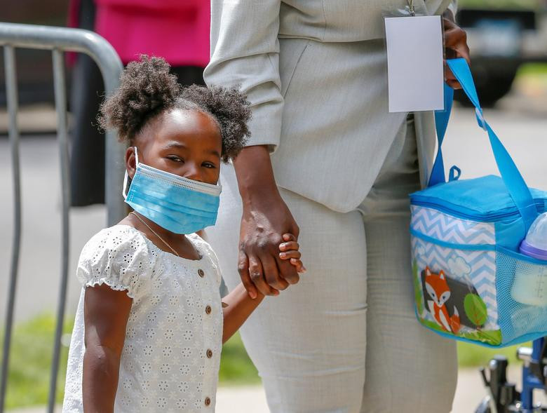 Bé Gianna, 6 tuổi, con gái của George Floyd, được mẹ, Roxie Washington, đưa tới dự tang lễ của cha.