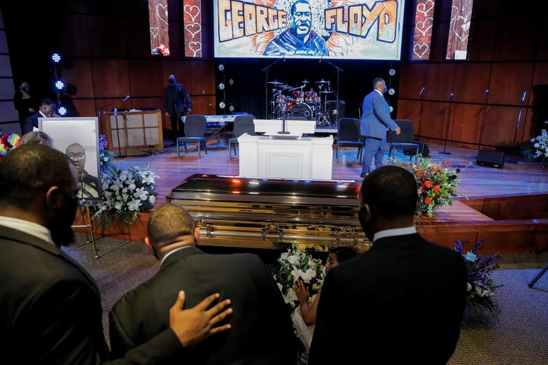 Theo Reuters, hàng trăm người đã tới dự lễ tang của George Floyd, người đàn ông da màu 46 tuổi tử vong sau khi bị cảnh sát khống chế tại Minneapolis hôm 25/5. (Nguồn ảnh: Reuters)