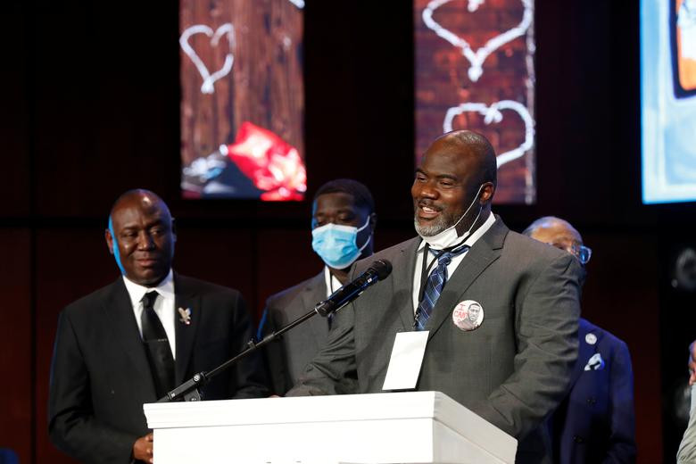 Rodney Floyd phát biểu trong lễ tang của em trai, George Floyd.