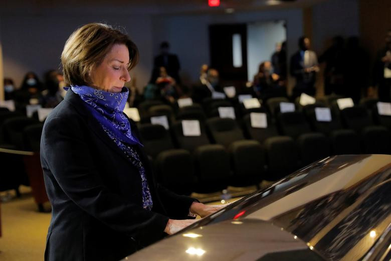 Được biết, nhiều Thượng nghị sĩ Mỹ, diễn viên, nhà hoạt động nhân quyền,... đã tới dự lễ tang của George Floyd. Trong ảnh là Thượng nghị sĩ Amy Klobuchar.