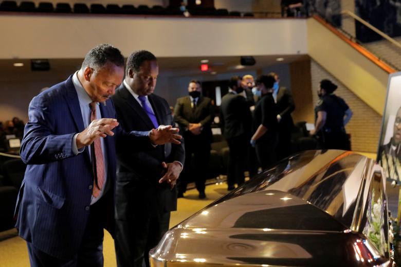 Nhà hoạt động nhân quyền Jesse Jackson cầu nguyện trước quan tài của Floyd.