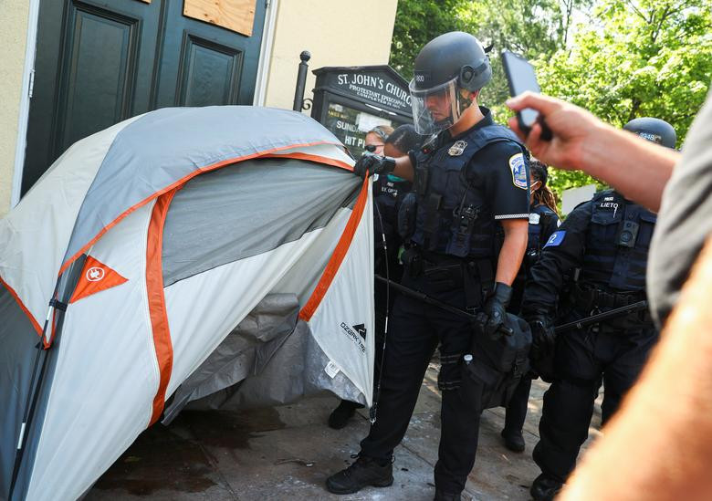 Cảnh sát Mỹ cũng tháo dỡ những lều trại mà người biểu tình dựng lên gần Nhà Trắng.