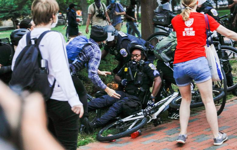 Cảnh sát bị ngã trong cuộc ẩu đả với những người biểu tình.