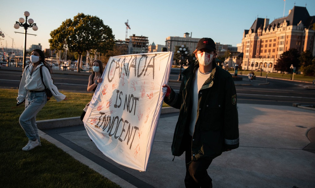 Phu nu tho dan bi canh sat ban chet gay rung dong Canada-Hinh-2