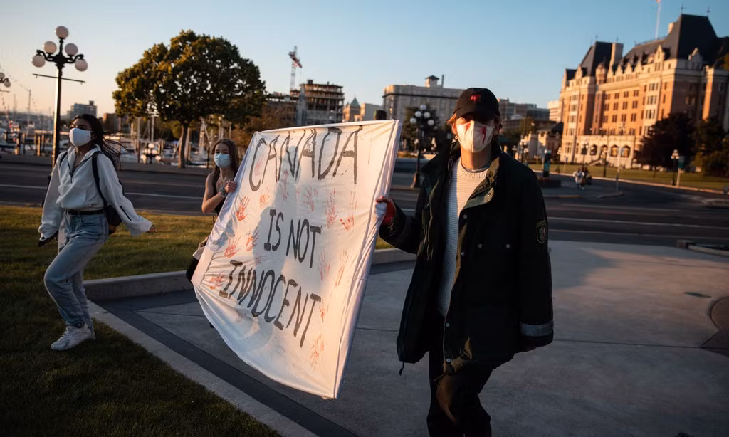 Phu nu tho dan bi canh sat ban chet gay rung dong Canada-Hinh-2