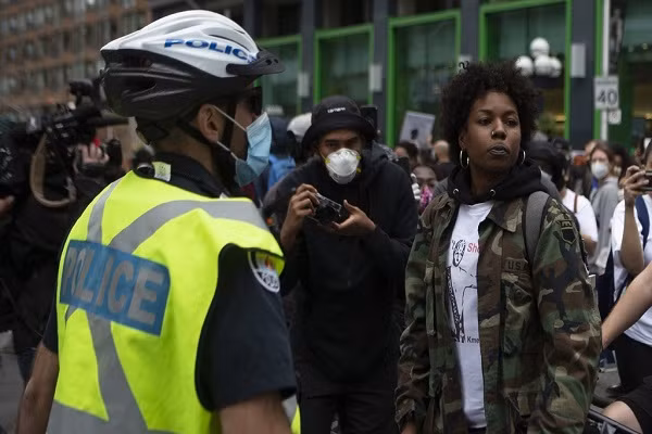 Phu nu tho dan bi canh sat ban chet gay rung dong Canada