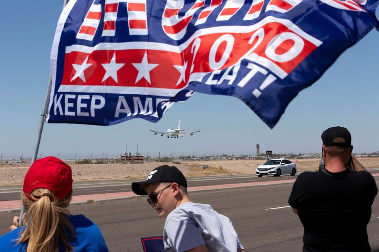 Những người ủng hộ đứng chờ Tổng thống Trump tại Yuma.