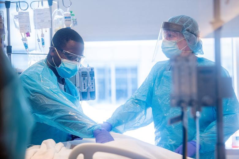 Các nhân viên y tế tại Bệnh viện Northwestern Memorial ở Chicago, bang Illinois, hồi tháng 5/2020.