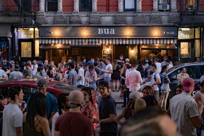 Cảnh đông đúc bên ngoài một quán bar được mở cửa trở lại trong khu East Village ở New York ngày 12/6.