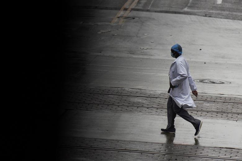 Lo ngại về làn sóng dịch bệnh thứ hai có thể bùng phát, Thống đốc Texas Greg Abbott kêu gọi người dân ở nhà, hạn chế tối đa ra đường.