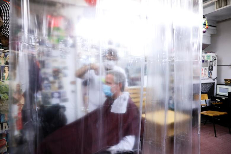 Alberto Amore cắt tóc cho Thị trưởng thành phố New York Bill de Blasio tại Astor Place Hairstyles trong giai đoạn 2 mở cửa trở lại các doanh nghiệp ở thành phố New York, ngày 23/6.