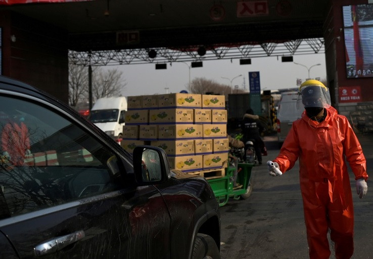 "Đánh giá ban đầu cho thấy các ca nhiễm có thể đã tiếp xúc với môi trường nhiễm bệnh trong chợ, hoặc tiếp xúc gần với người mắc bệnh. Chúng tôi không thể loại bỏ khả năng trường hợp thứ hai xảy ra trong tương lai", Pang Xinhuo, quan chức Trung tâm Kiểm soát và phòng ngừa dịch bệnh Bắc Kinh, cho biết. Ảnh: Reuters.