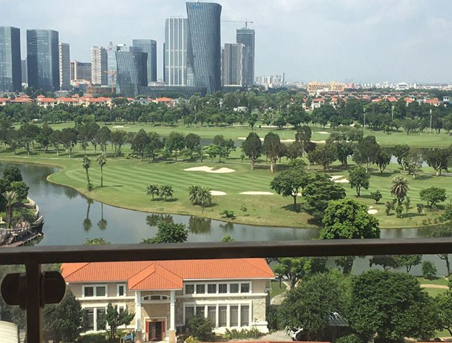 Theo trang tin trực tuyến TMTPost, con trai duy nhất của tỷ phú Trung Quốc Hà Hưởng Kiện, 55 tuổi, đã lẻn ra khỏi biệt thự và bơi qua một con sông bên cạnh để gọi cảnh sát. Các đối tượng bắt cóc được cho là có mang theo thiết bị nổ.