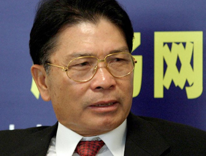 Năm 1968, ông đứng đầu nhóm 23 cư dân địa phương đóng góp 5.000 nhân dân tệ và bắt đầu sản xuất nắp chai nhựa, nhưng thời kỳ đó cho đến cả 20 năm sau, các doanh nghiệp tư nhân không được nhà nước Trung Quốc khuyến khích.