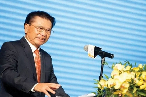 Tình tiết ly kì là con trai duy nhất của ông này đã thoát được ra ngoài, bơi qua sông gần đó để báo cảnh sát trong khi những kẻ bắt cóc đang dùng mìn đe dọa con tin. Theo công bố chính thức của cảnh sát, 5 nghi phạm đã bị bắt vào khoảng 5h sáng 15/6. Không ai bị thương trong vụ bắt giữ. “Ông Hà đã an toàn”, cảnh sát địa phương cho biết.