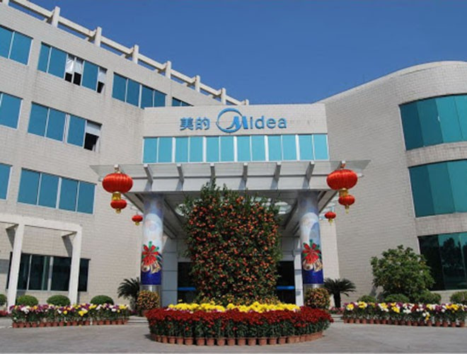 Giống như nhiều doanh nhân thế hệ đầu tiên ở Trung Quốc, ông Hà sinh ra trong gia đình nghèo, mới chỉ học hết tiểu học và vào tuổi 26 đã bắt đầu xây dựng đế chế đồ gia dụng Midea, hiện trị giá trên thị trường chứng khoán Thâm Quyến là 419 tỷ nhân dân tệ (59 tỷ USD)