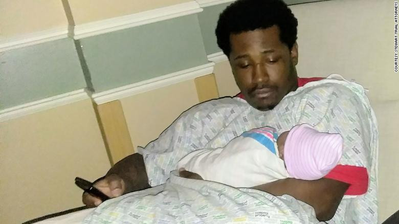 Theo CBS News, đối với người thân trong gia đình, Brooks là một người cha yêu thương con cái và là người đáng tin cậy. Ảnh: CNN.