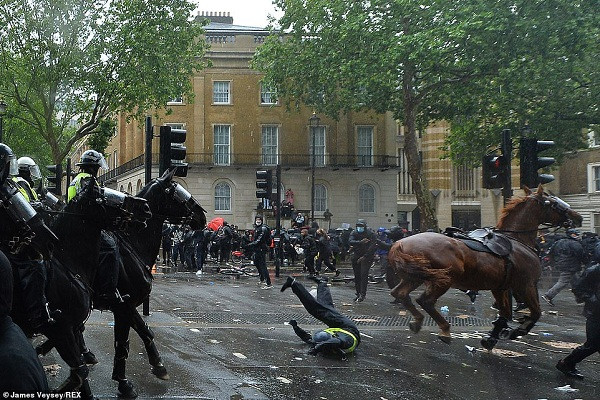 Nu canh sat bi nga ngua, chan thuong nang khi doi pho bieu tinh