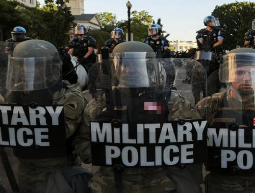 Bức ảnh này chụp các thành viên của lực lượng thực thi pháp luật, Vệ binh Quốc gia đứng gác khi cuộc biểu tình diễn ra bên ngoài Nhà Trắng tại thủ đô Washington ngày 1/6.
