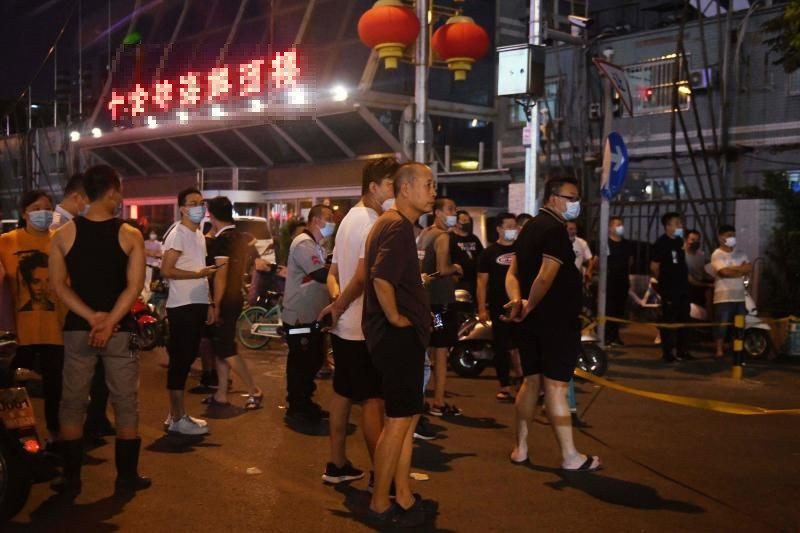 Nhà chức trách Bắc Kinh trước đó đã dừng hoạt động mua bán thịt bò và thịt cừu tại chợ Xinfadi. Nhiều chợ bán buôn khác của thành phố cũng bị đóng cửa. Ảnh: AFP.