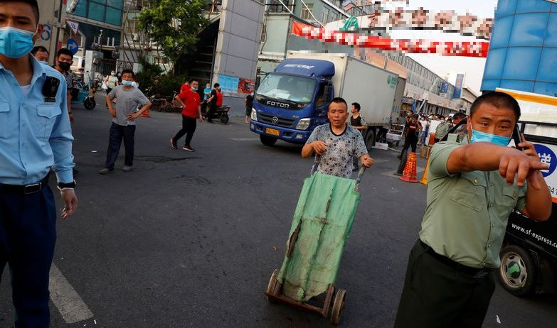 Xét nghiệm họng từ 517 người tại quận Fengtai cho kết quả 45 người dương tính với virus corona. Dù vậy, không ai trong số 45 người này biểu hiện triệu chứng nhiễm COVID-19. Tới thời điểm hiện tại, ít nhất 11 khu dân cư tại quận Fengtai đã bị phong tỏa, 9 trường học và nhà trẻ bị đóng cửa. Ảnh: AFP.