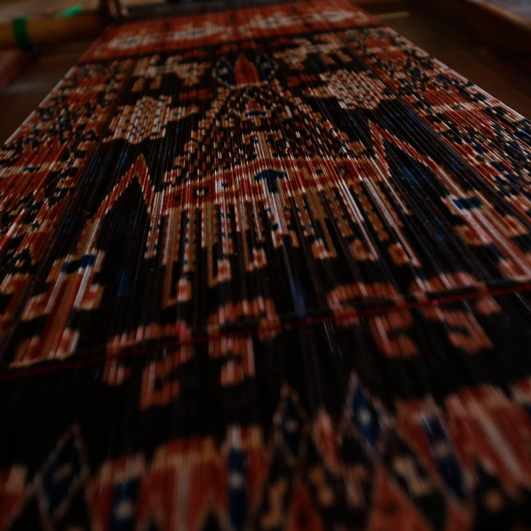 Một ông bố 6 con trong ngôi làng này cũng đang học cách dệt để có thể kiếm thêm tiền mua thực phẩm nuôi gia đình.