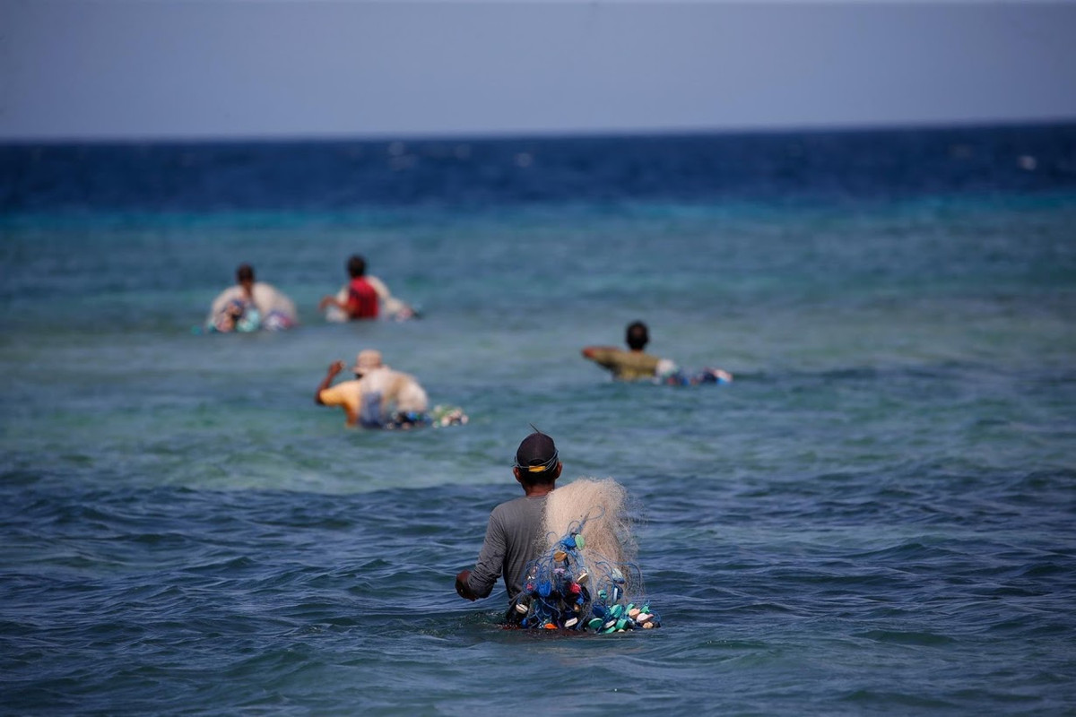 Ndelu Ndaha, 49 tuổi, thì dành thời gian đi đánh bắt cá. Được biết, 18 con ngựa và 7 con bò của ông đã chết gần đây. Để có thể nuôi sống số gia súc còn lại, Ndaha đã phải đi lấy cỏ từ những ngôi làng khác mang về.