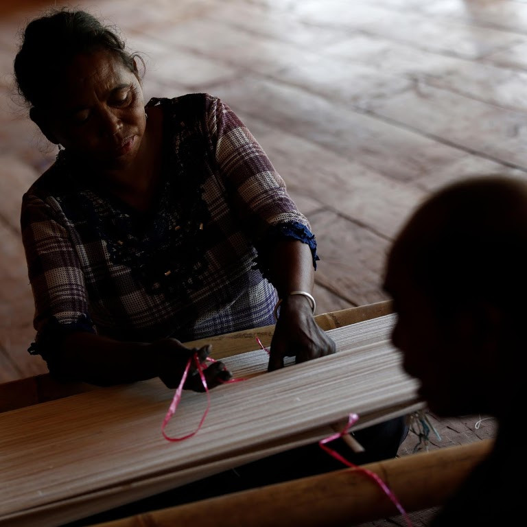 Khi hạn hán tàn phá ngôi làng Indonesia này, Ranjawali và vợ, Maria Babang Noti, quyết định không mua hạt giống mà để dành tiền mua sợi dệt.
