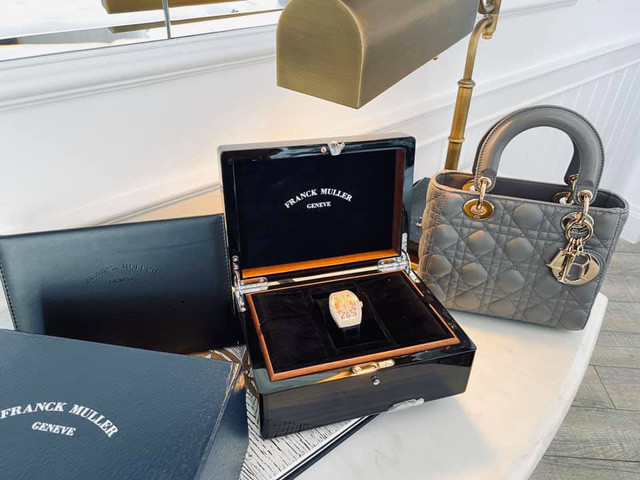 Chiếc đồng hồ đến từ thương hiệu Franck Mullier và túi Doir Lady, hai món đồ lên tới vài trăm triệu đồng.